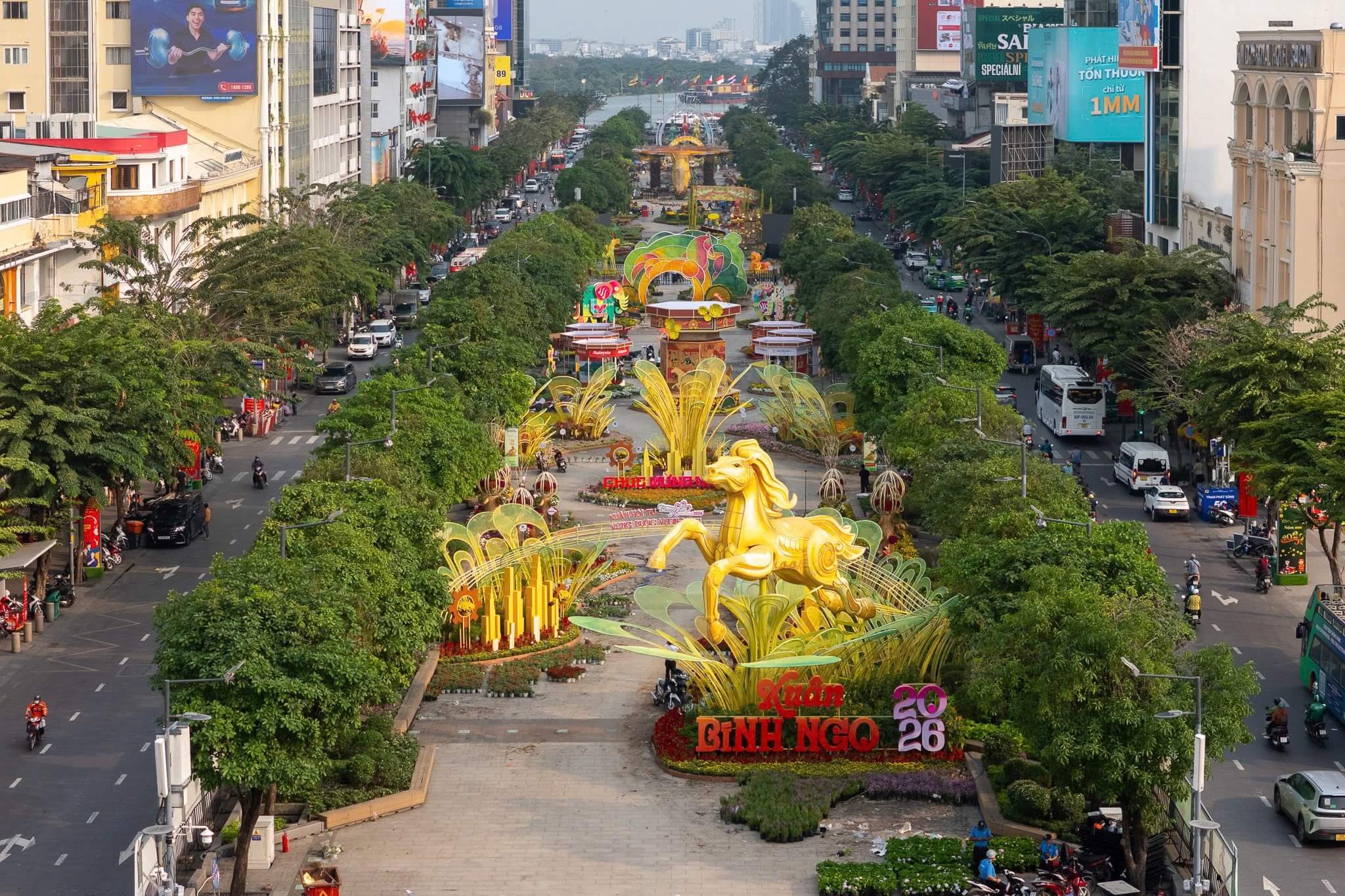 21+ Địa điểm chụp hình tết đẹp ở Sài Gòn cho bộ ảnh áo dài xuân 2027 11 Đường hoa Nguyễn Huệ