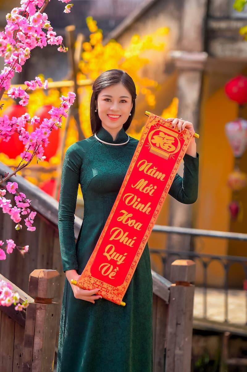 Gắn kết với hình ảnh bánh chưng và câu đối