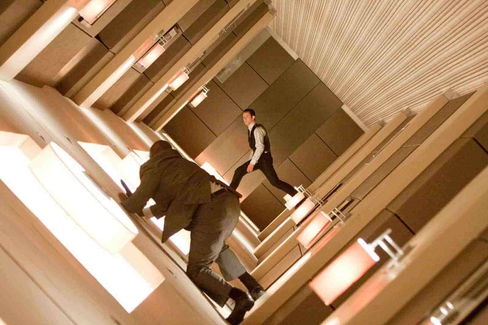 Góc máy cơ bản cần biết để tạo nên những thước phim ấn tượng 7 Góc Máy Nghiêng (Dutch Angle Shot)