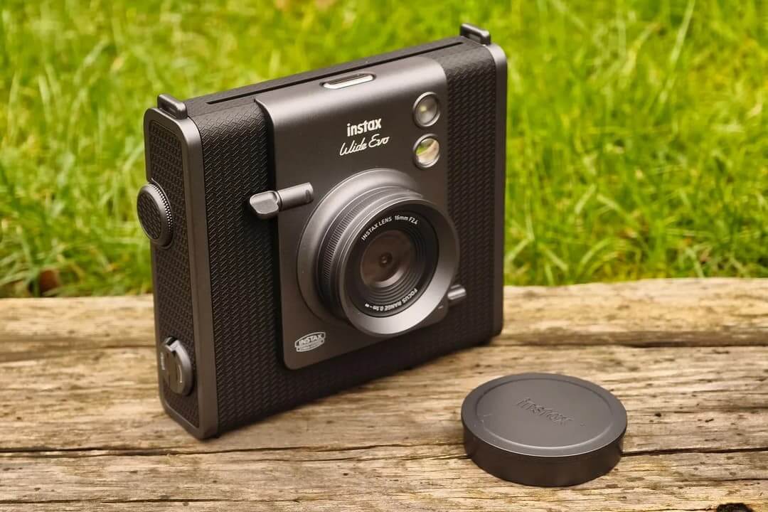 Máy Ảnh Fujifilm Instax Wide Evo 15 Phong cách thiết kế hoài cổ của Fujifilm Instax Wide Evo