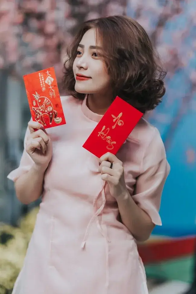 Sử dụng bao lì xì làm đạo cụ