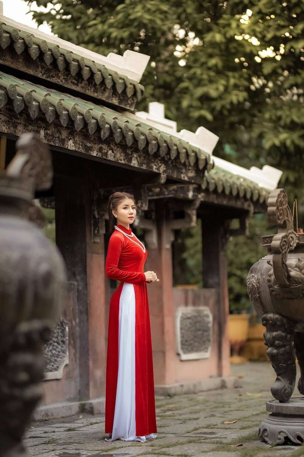 Tạo dáng áo dài tại không gian tâm linh
