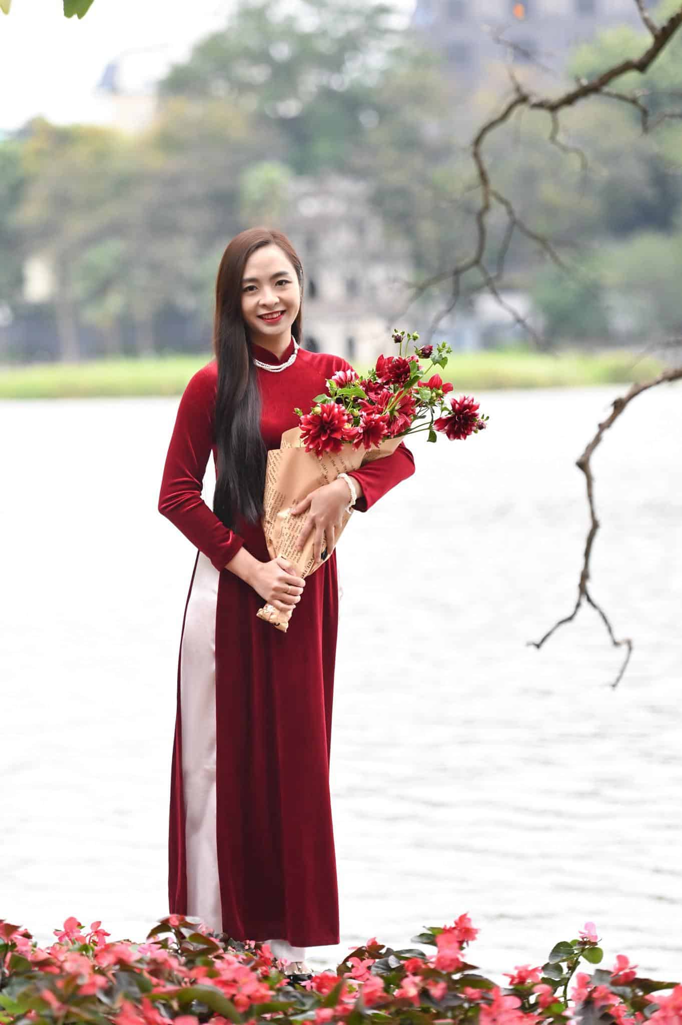 Tạo dáng cùng bó hoa rực rỡ