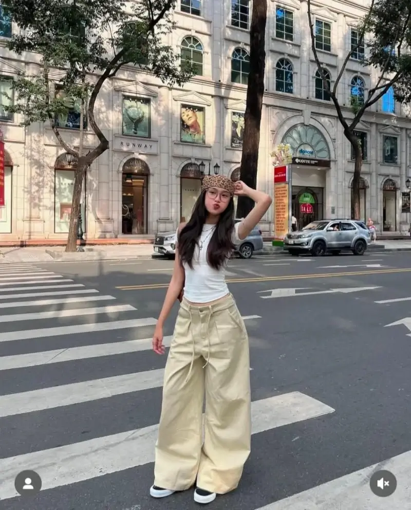 Tạo dáng chụp ảnh đứng nữ với 99+ kiểu cực dễ áp dụng 4 Tạo hiệu ứng chuyển động khi bước đi