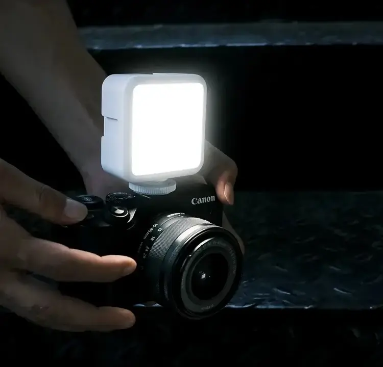 Cách chụp ảnh buổi tối sắc nét không lo thiếu sáng và nhòe hình 6 Tối ưu hóa ánh sáng với đèn trợ sáng khi chụp ảnh buổi tối