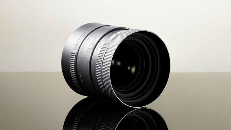 Trọng lượng nhẹ bất ngờ chỉ 375g cho một ống kính f/1.4 Full-Frame