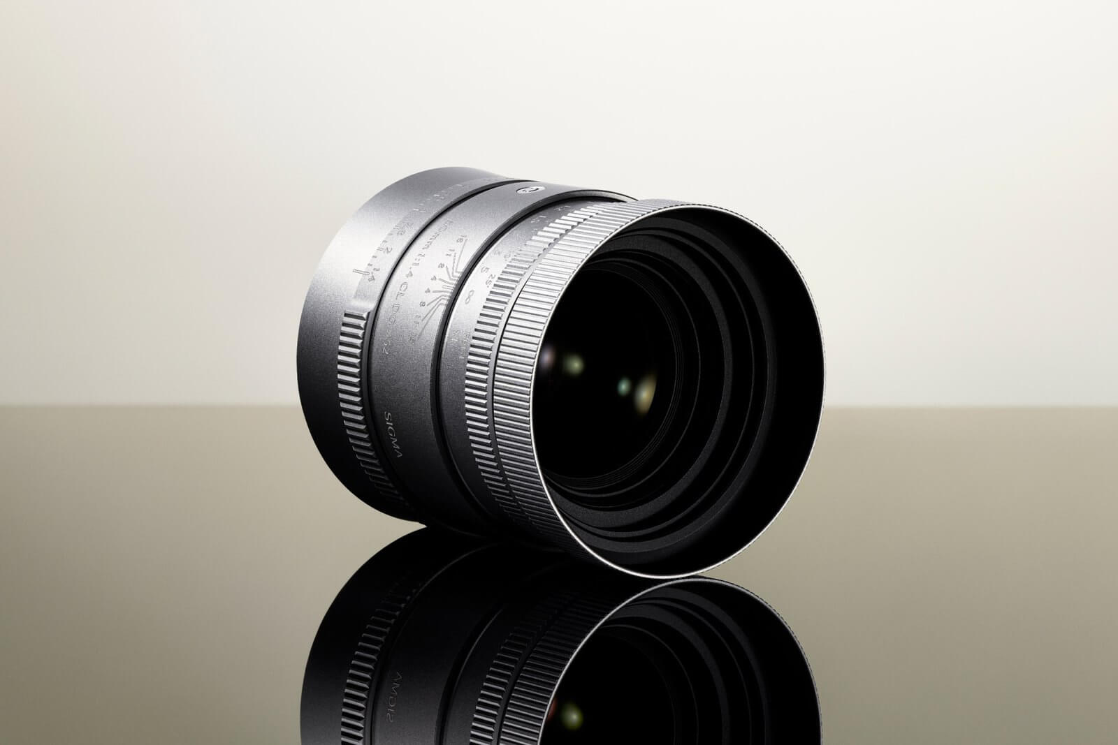 Sigma công bố 50mm f/1.4 CL DG Contemporary: Vỏ kim loại retro, nhẹ 375g, động cơ RDD AF, ra mắt mùa xuân 2027 2 Trọng lượng nhẹ bất ngờ chỉ 375g cho một ống kính f/1.4 Full-Frame